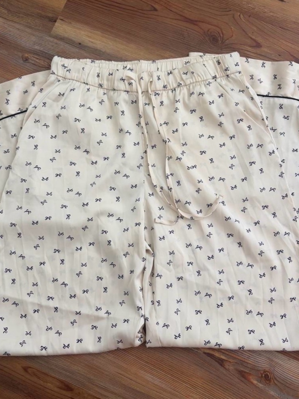 Abercrombie & Fitch silk cream pajama pants with small black bow print